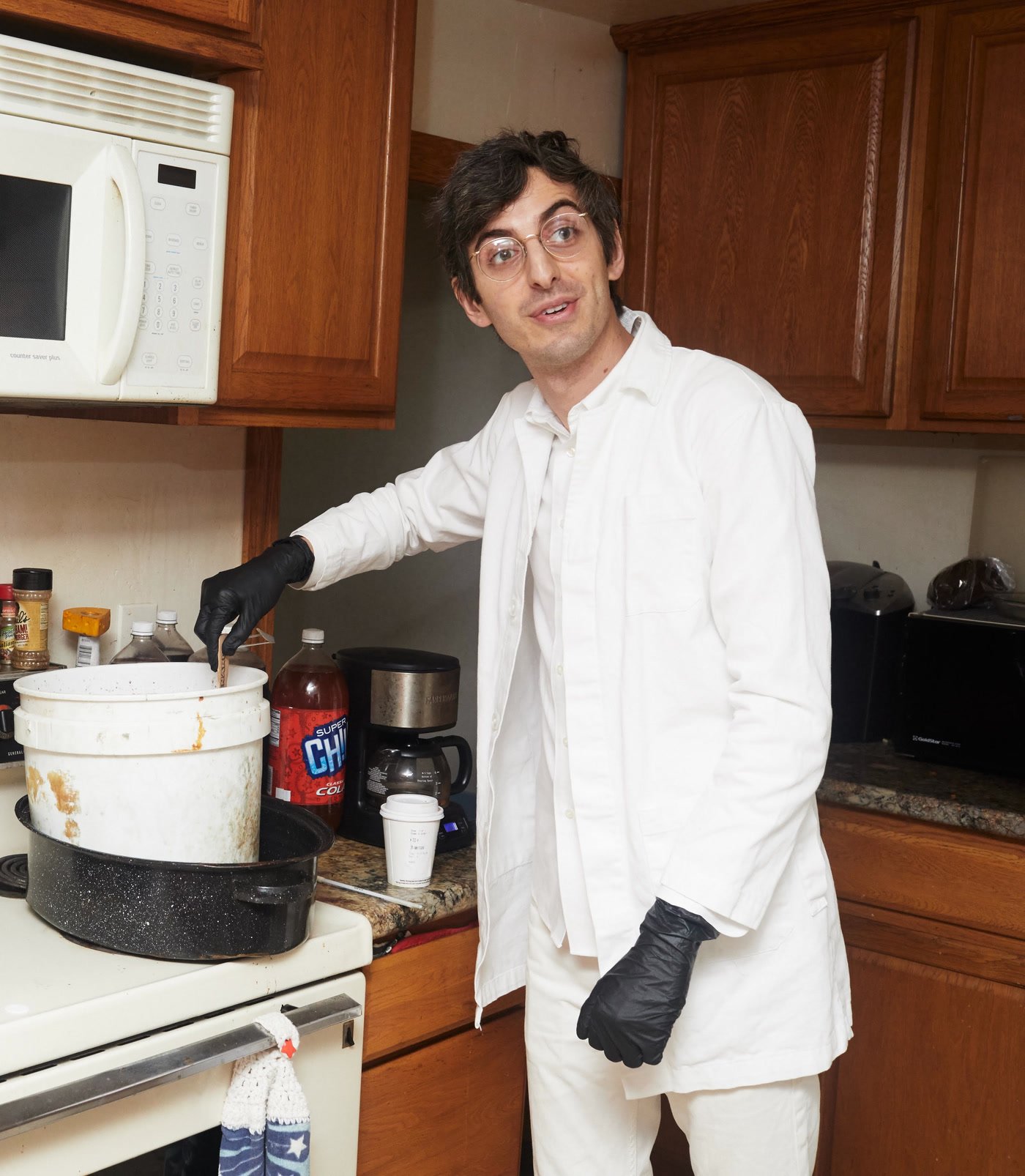 The chemist and journalist Hamilton Morris, dressed in white, photographed in 2019.